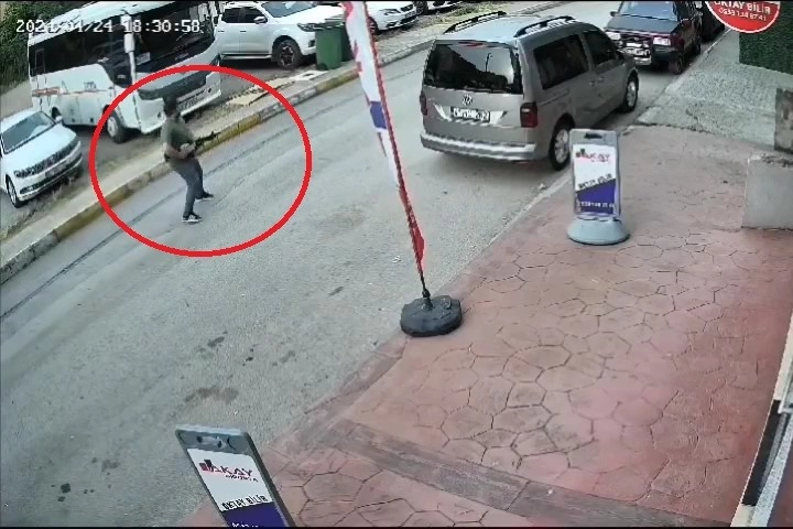 Kocaeli'de dehşet! Cadde ortasında ateş edip bir genci kovaladı haberinin görseli