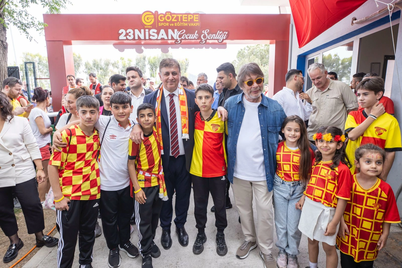 Başkan Cemil Tugay Göztepe’nin 23 Nisan programına katıldı haberinin görseli