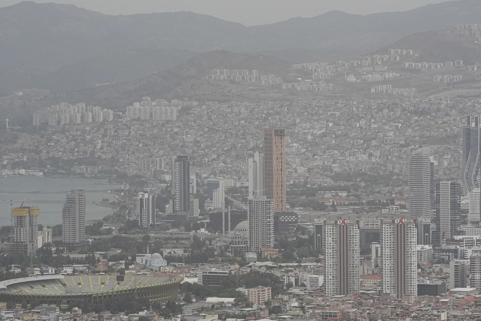 Bu görüntüler İzmir’den: Her yeri toz kapladı haberinin görseli
