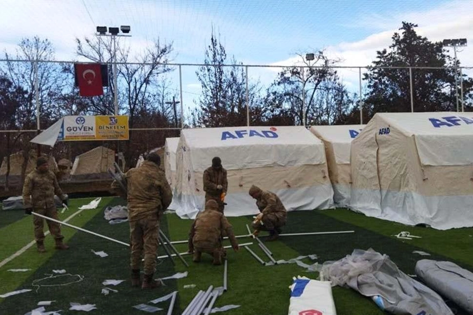 Kızılay’dan bir skandal daha: Çadırları askerler dikmiş! haberinin görseli