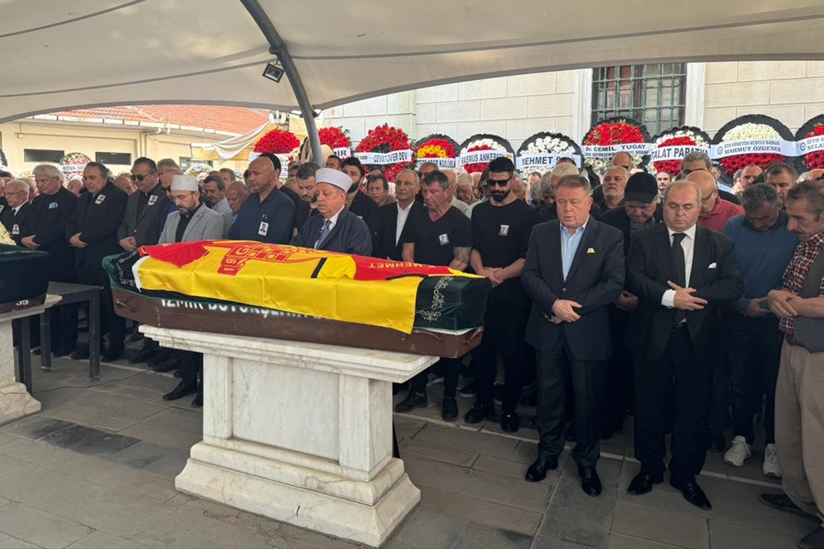 Eski milli futbolcu Mehmet Işıkal son yolculuğa uğurlandı haberinin görseli