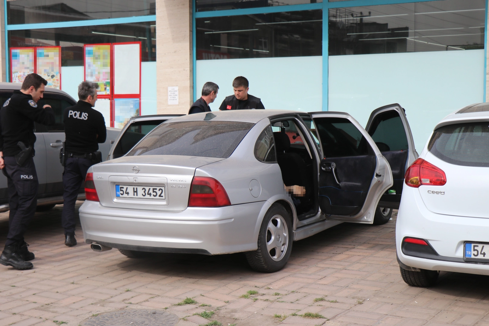 Ailesine not bırakmış: Cesedi aracın içinde bulundu haberinin görseli