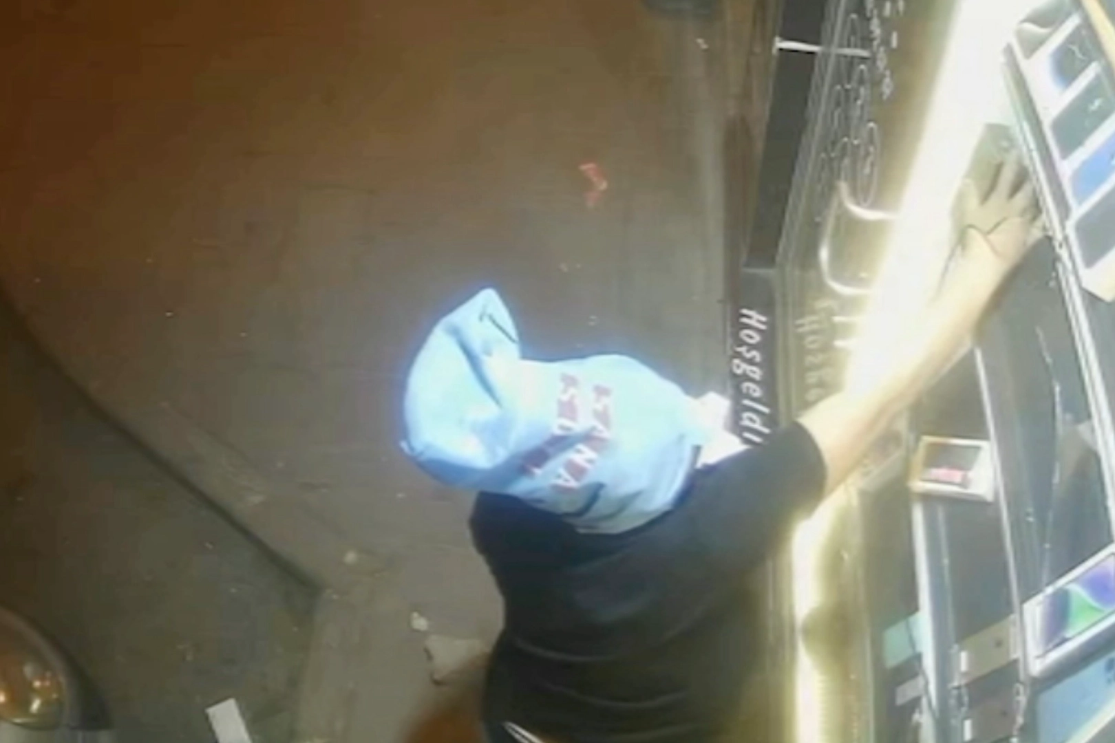 Poşetle yüzünü ve ayaklarını saklamaya çalışan hırsız polise yakalandı haberinin görseli
