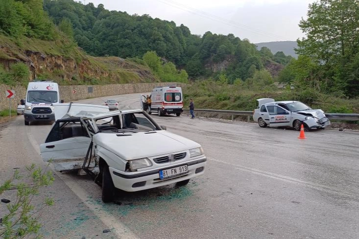Düzce'de feci kaza: İki otomobilin çarpıştı! Yaralılar var haberinin görseli