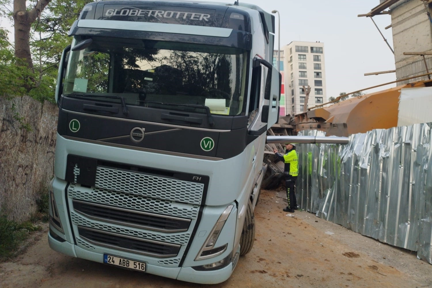 İstanbul’da feci kaza: Kamyonun dorsesinin altında kalan işçi hayatını kaybetti haberinin görseli