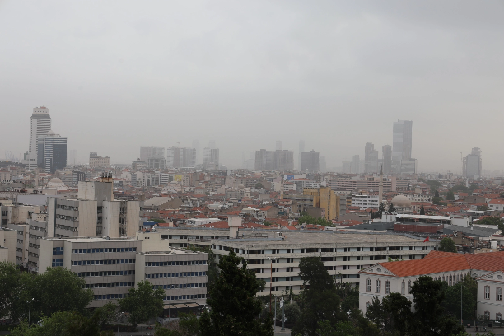 İzmir'de toz taşınımı etkisi sürüyor: Göz gözü görmüyor haberinin görseli