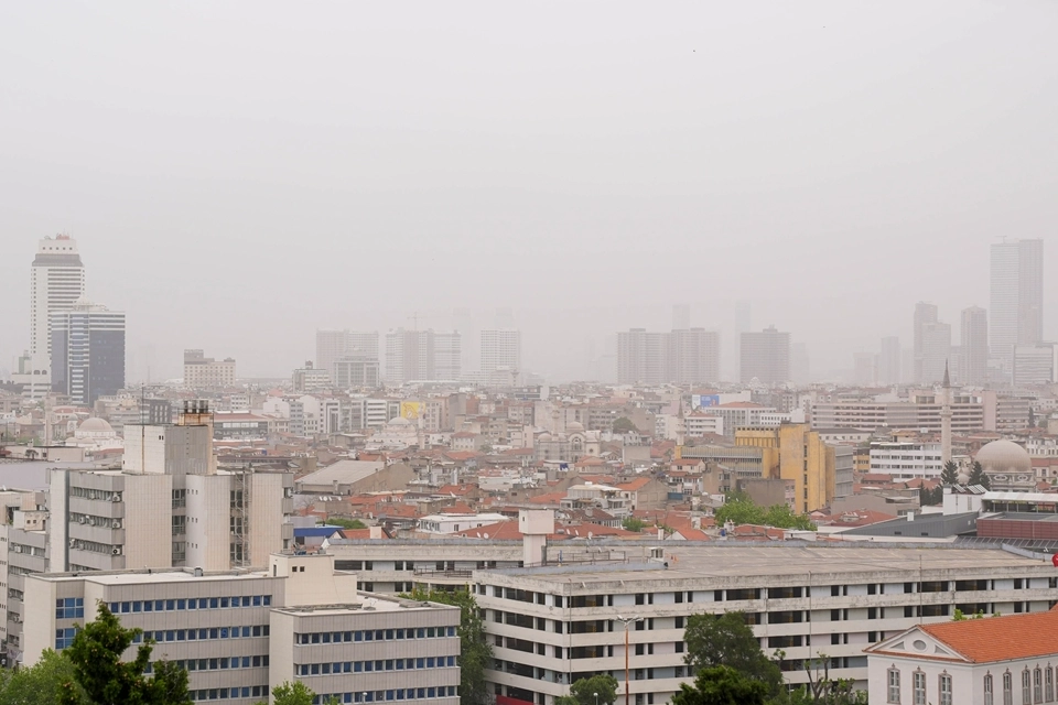 İzmir'de toz taşınımı devam ediyor haberinin görseli