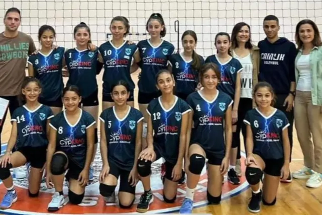 Kıbrıs’ın sokaklarında depremde hayatını kaybeden 35 çocuk anıldı haberinin görseli