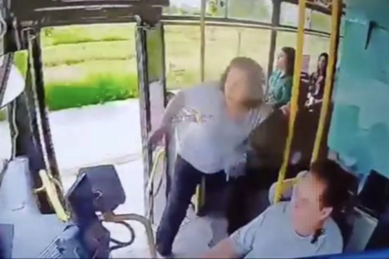 Adana'da feci olay... Kapısı açık seyreden otobüsten düştü haberinin görseli