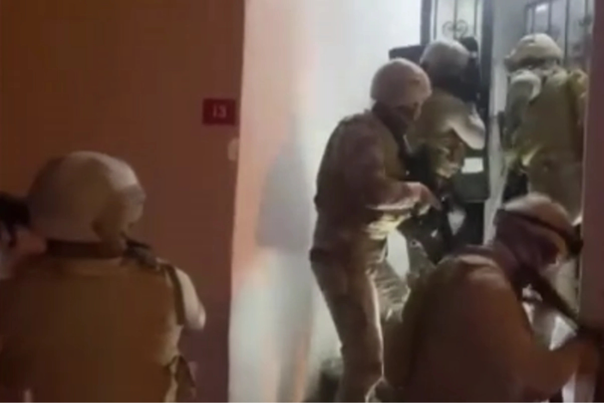 Elebaşı Hakkı Saral’ın suç örgütüne Mahzen-32 darbesi: 24 şüpheli yakalandı haberinin görseli