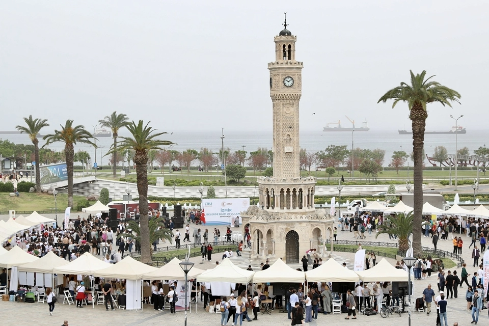 İzmir'de Liselerde Bilim Uygulamaları Sergisi açıldı