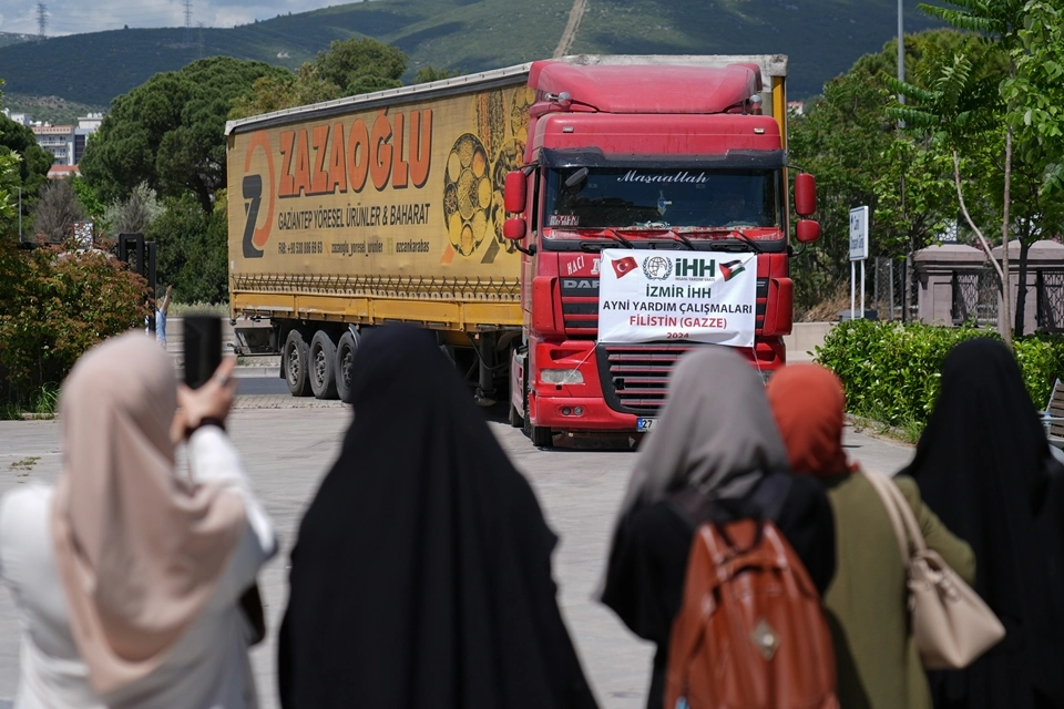 İzmir'den Gazze'ye gıda tırı gönderildi