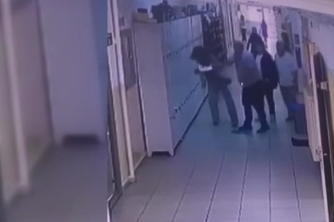 Zorbalık yapan öğrencisini uyarmıştı: Öğrencinin babası tarafından darp edildi! haberinin görseli