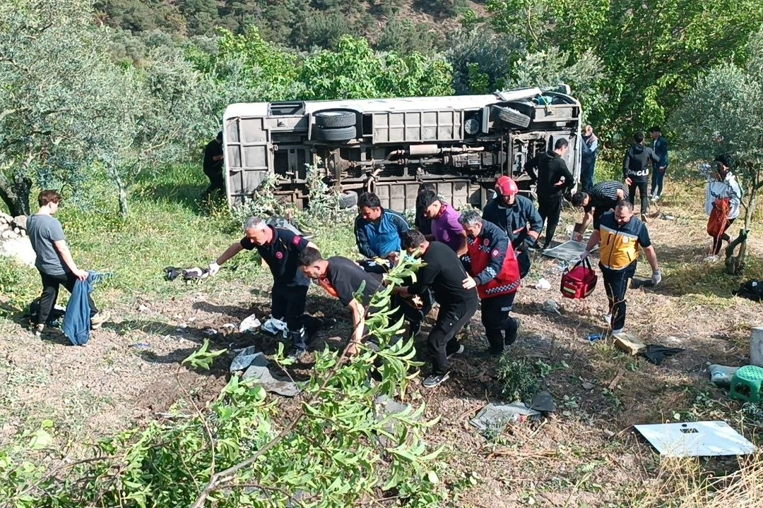 Doğa yürüyüşünden dönüyorlardı: Tur otobüsü şarampole devrildi! Üniversite öğrencileri faciayı yaşadı