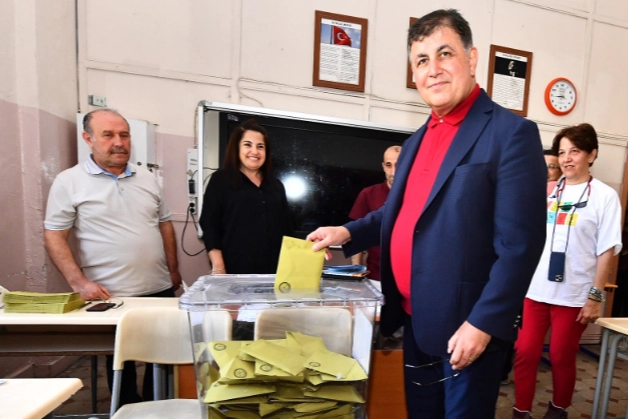 Başkan Cemil Tugay İzmir Tabip Odası seçimlerinde oyunu kullandı