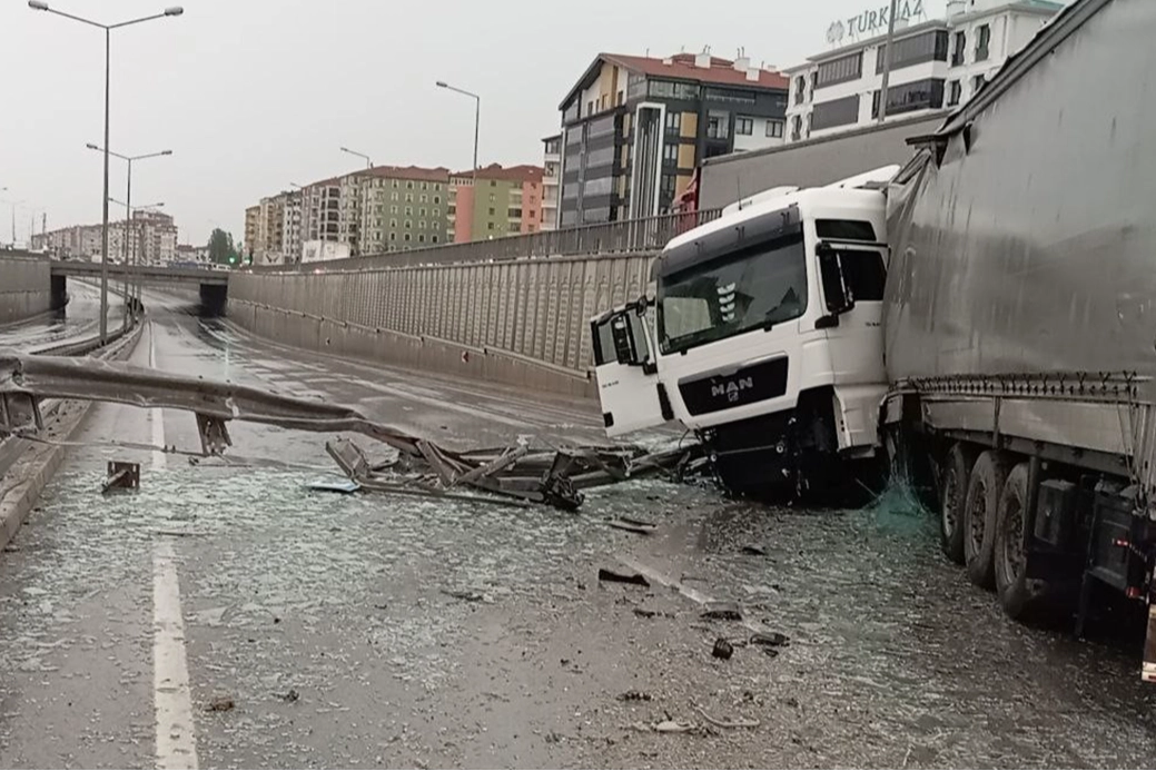 Çorum’da kontrolden çıkan tır aydınlatma direğine çarptı