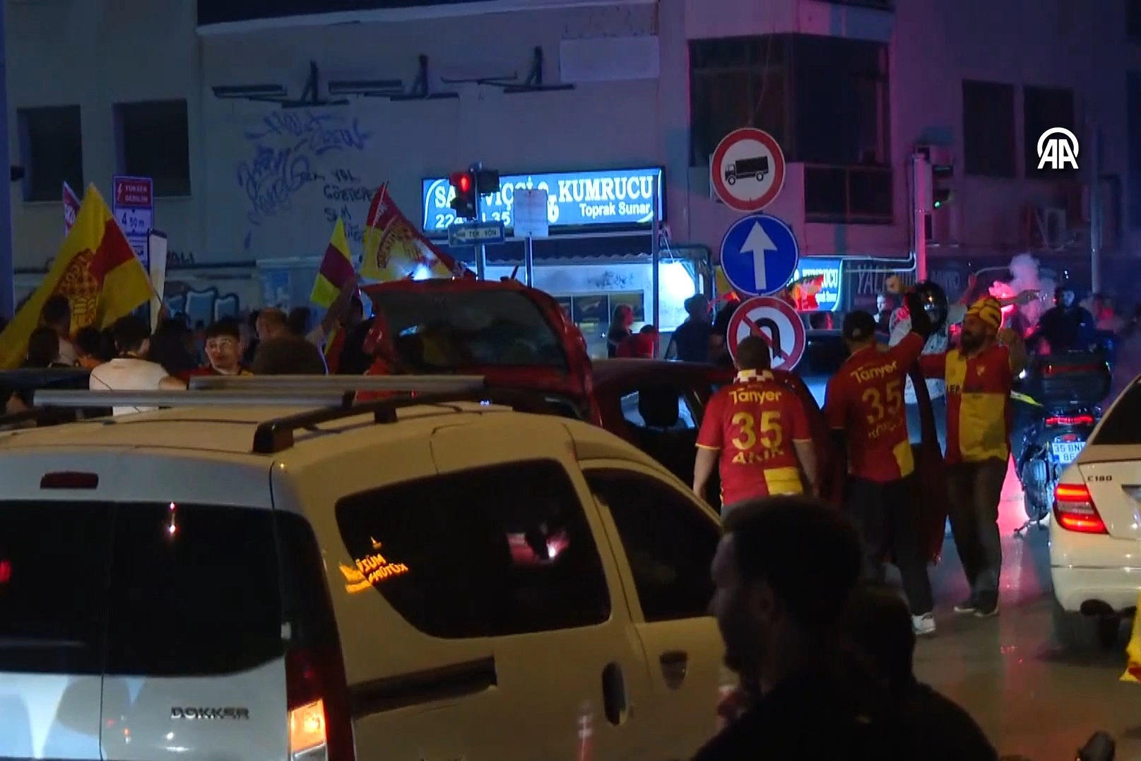 Göztepe taraftarı kutlamalara stat dışında da devam etti