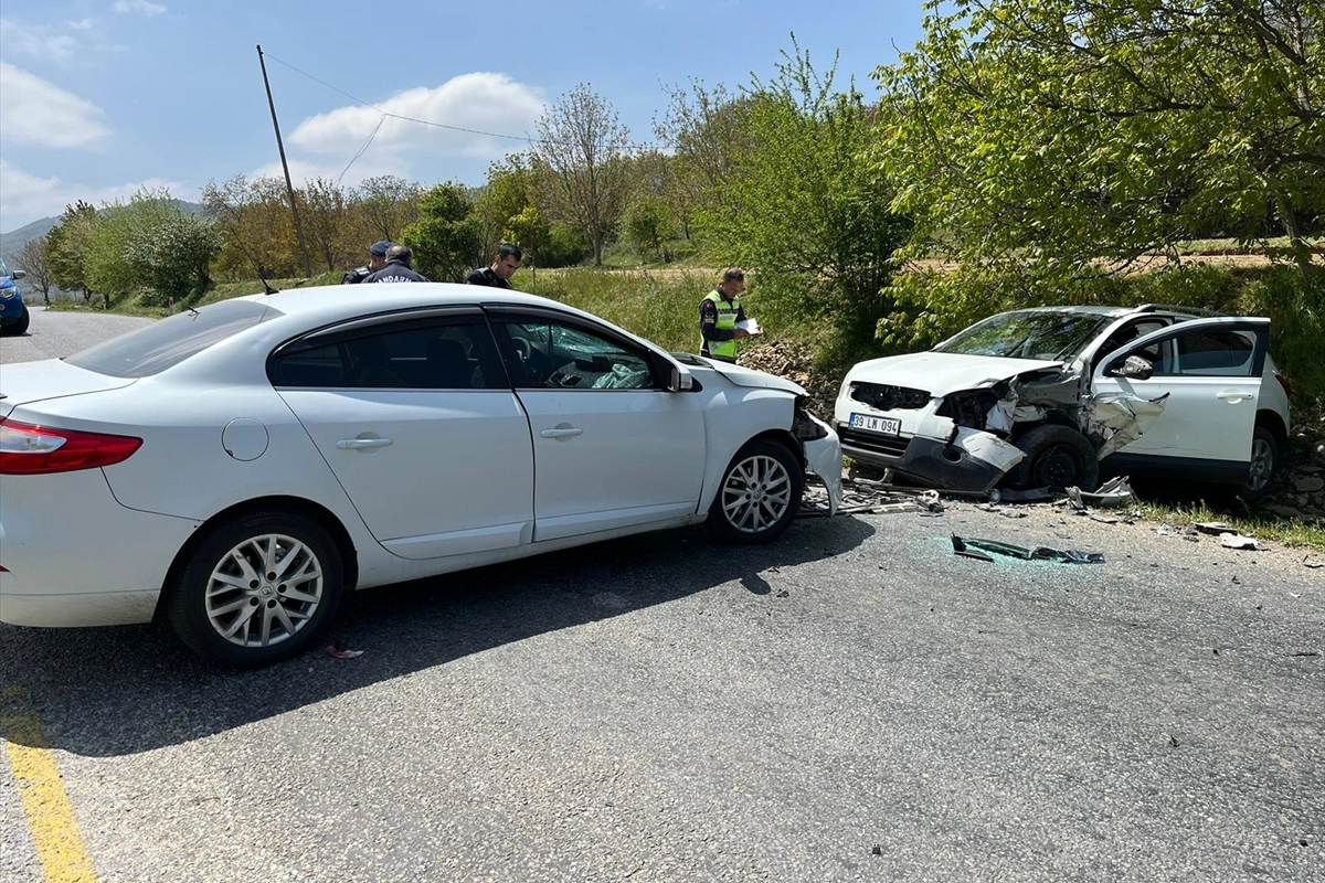 İzmir Ödemiş'te kaza: İki otomobil çarpıştı haberinin görseli