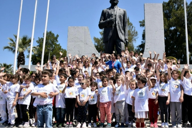 İzmir’de yüzlerce çocuk iyilik peşinde koştu