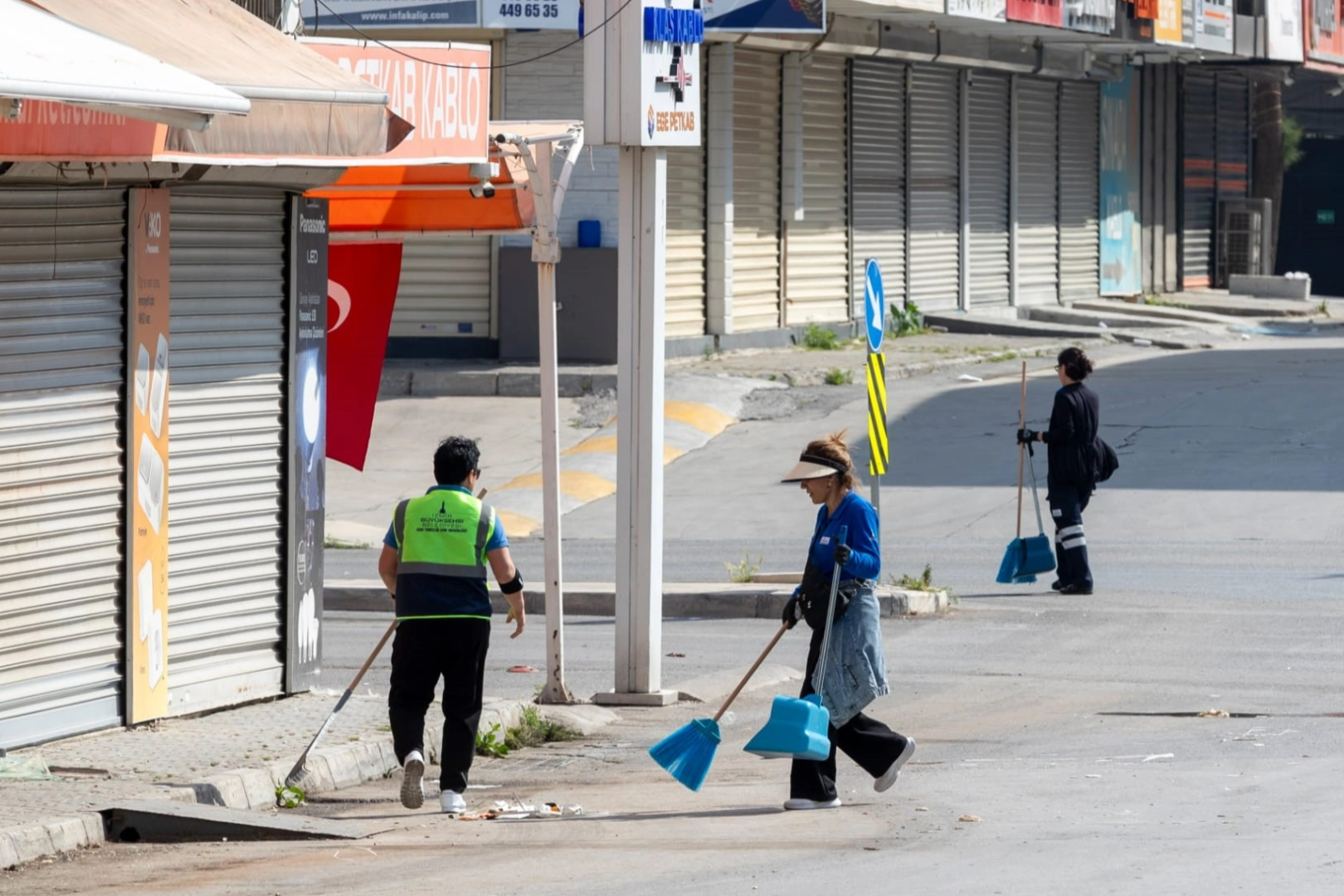 İzmir haber: Her gün 850 işçi 2 bin kilometrelik güzergahı temizliyor haberinin görseli