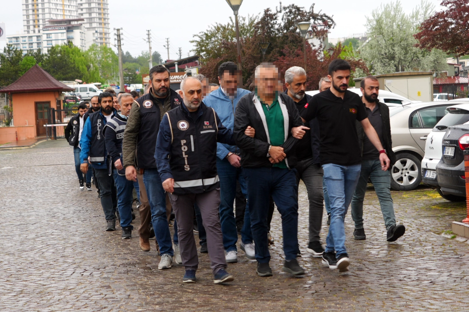 Kamu kuruluşlarını zarara uğratan şahıslar hakim karşısında!