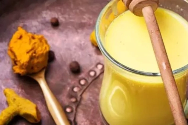Sütün içine 1 kaşık ekleyin! O hastalıkların tek çözümü bu karışımdaymış haberinin görseli