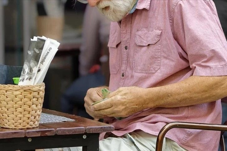 60 yaş üzeri vatandaşlar 3,4 milyar dolardan fazla dolandırıldı haberinin görseli