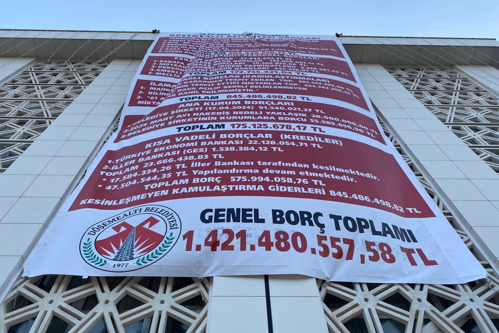 Antalya'da belediyenin binasına önceki yönetimin borçları asıldı haberinin görseli