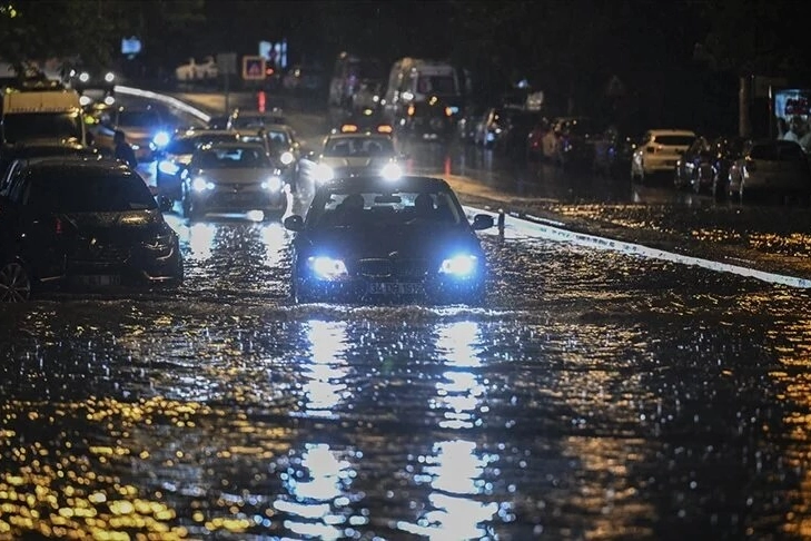 Başkenti şiddetli sağanak vurdu: Cadde ve sokaklarda su birikintileri oluştu