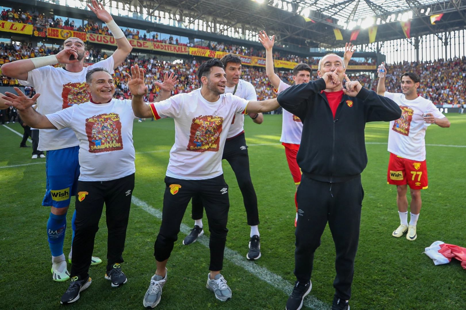 Göztepe'de Stoilov geldi, şampiyonluk geldi haberinin görseli