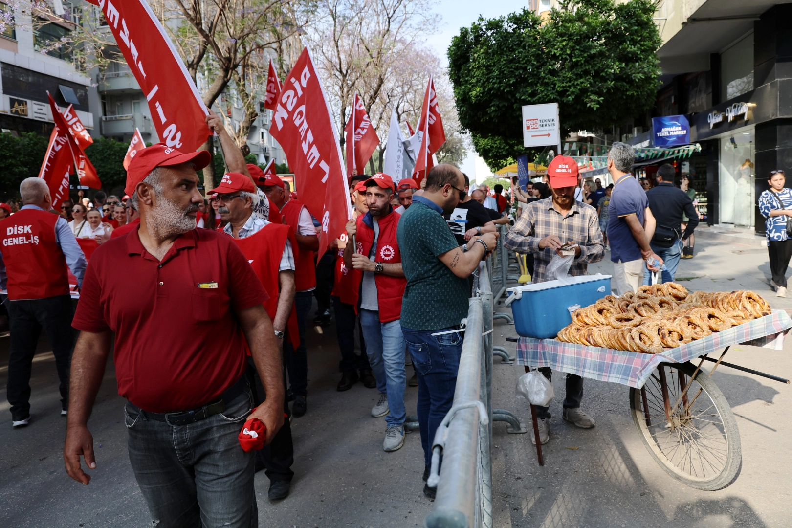 1 Mayıs'ta herkes alanlarda onlar ekmek parası peşinde