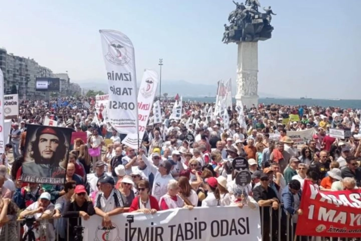 Aynı ülkede iki farklı şehirde 1 Mayıs böyle kutlandı! haberinin görseli