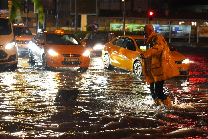 Başkent Ankara'da sağanak yağış etkili oluyor haberinin görseli