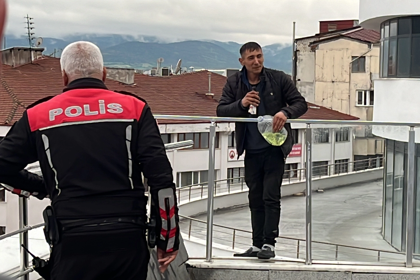 Bolu'da üzerine yanıcı madde döken şahsı polis yakaladı