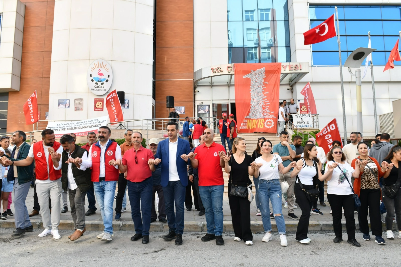 Çiğli’de Coşkulu 1 Mayıs Kutlaması haberinin görseli