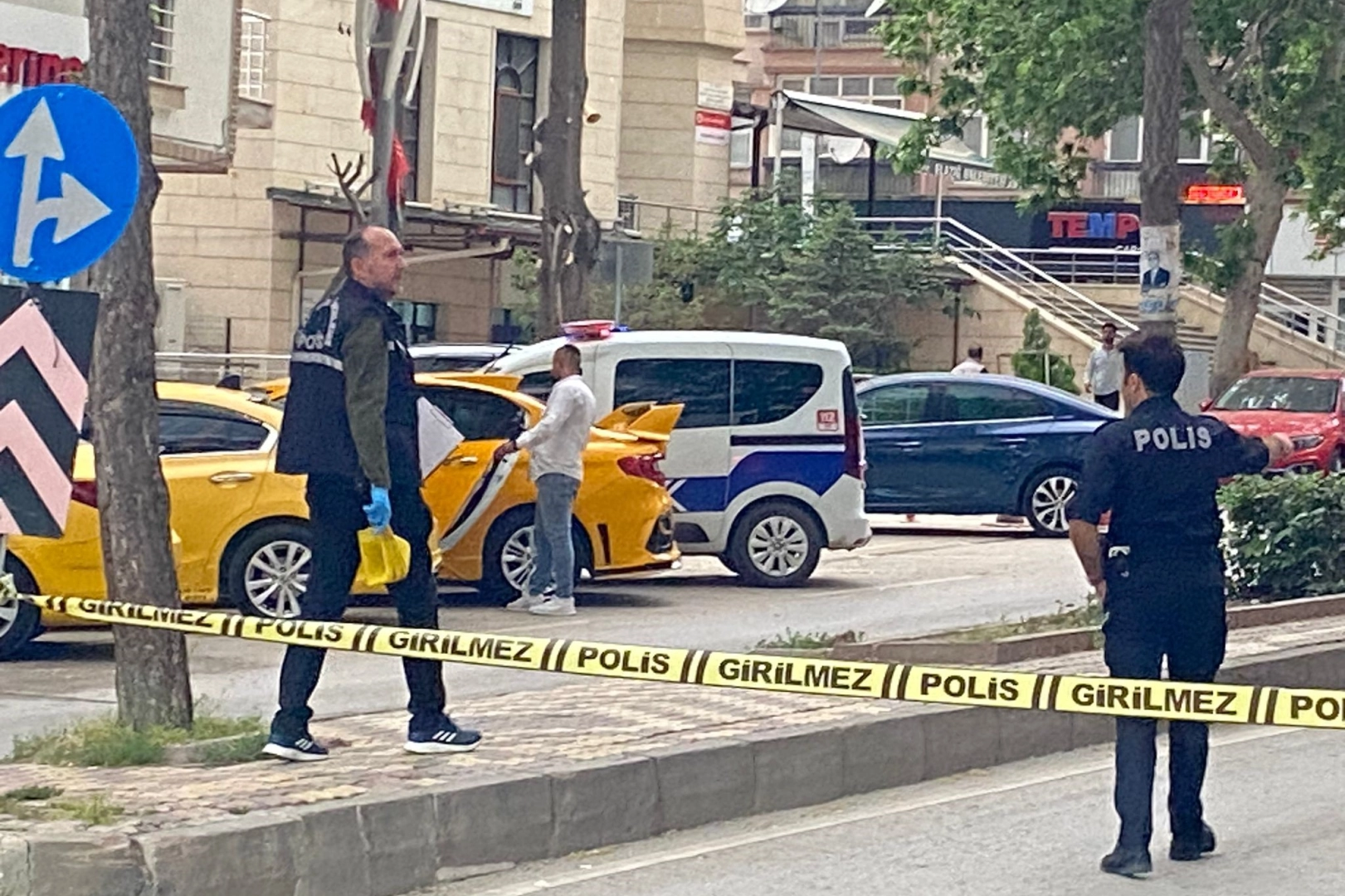 Elazığ'da yoldan geçen kadın kurşunların hedefi oldu