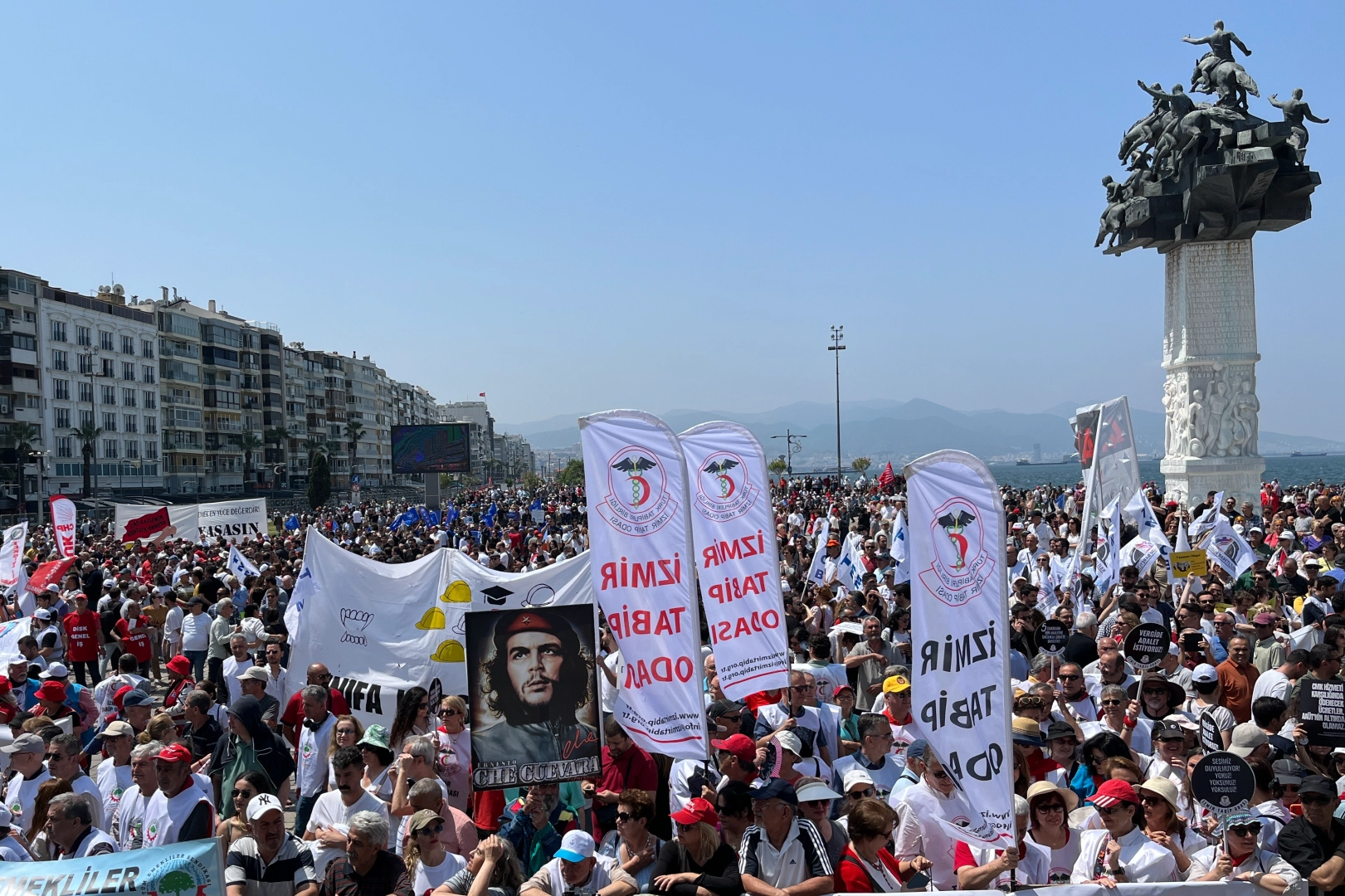 İzmir'de coşkulu 1 Mayıs'tan renkli görüntüler