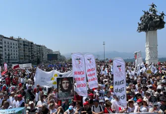 İzmir'de coşkulu 1 Mayıs'tan renkli görüntüler galerisinin önkapak görseli