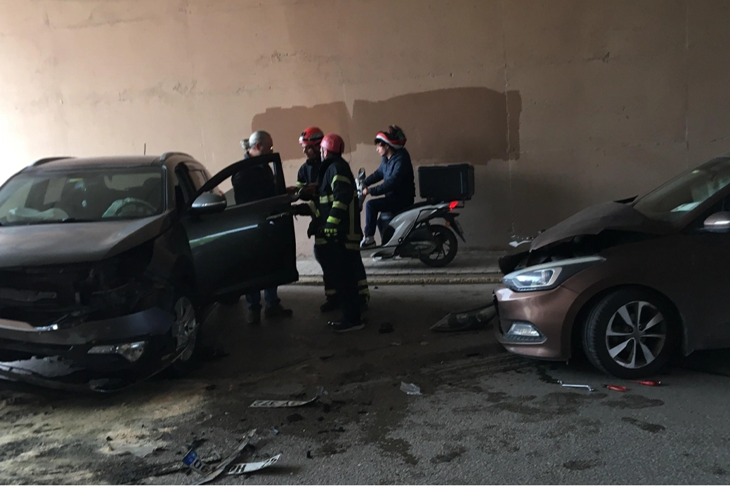 Kocaeli’de 2 otomobil kafa kafaya çarpıştı: Yaralılar var haberinin görseli