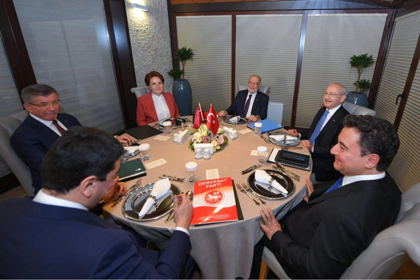 Kulis:  'Altılı Masa’da bulunan bir partinin genel başkanı daha değişiyor! haberinin görseli