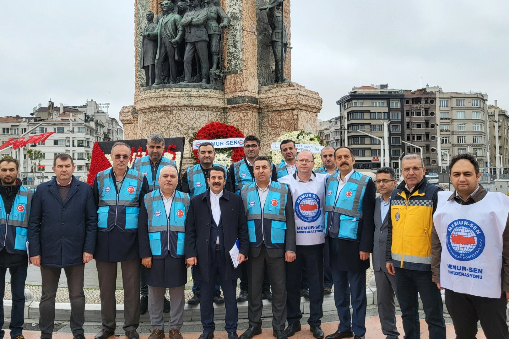 Memur-Sen Taksim’e çelenk bıraktı haberinin görseli
