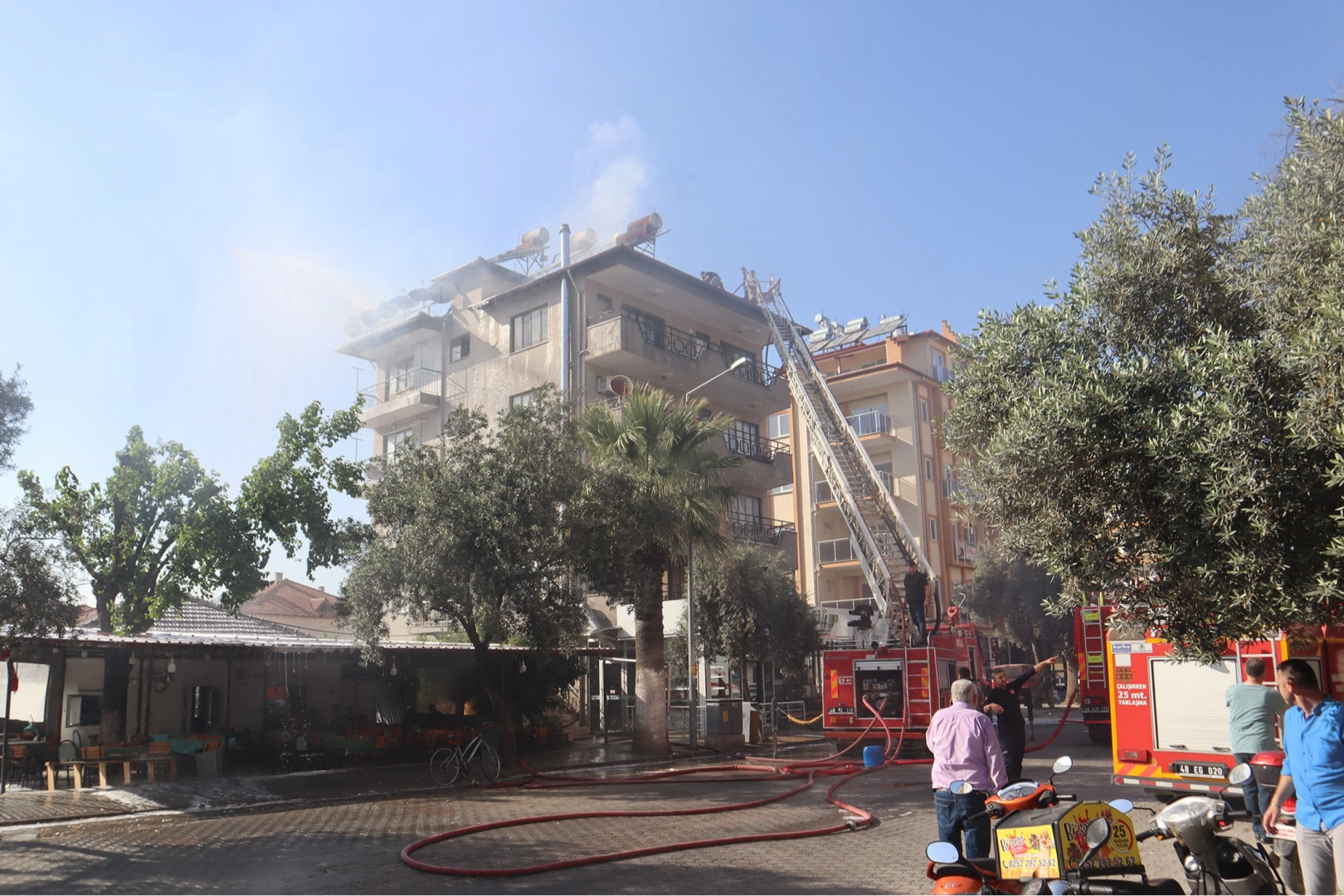 Muğla'da bir binada korkutan yangın haberinin görseli