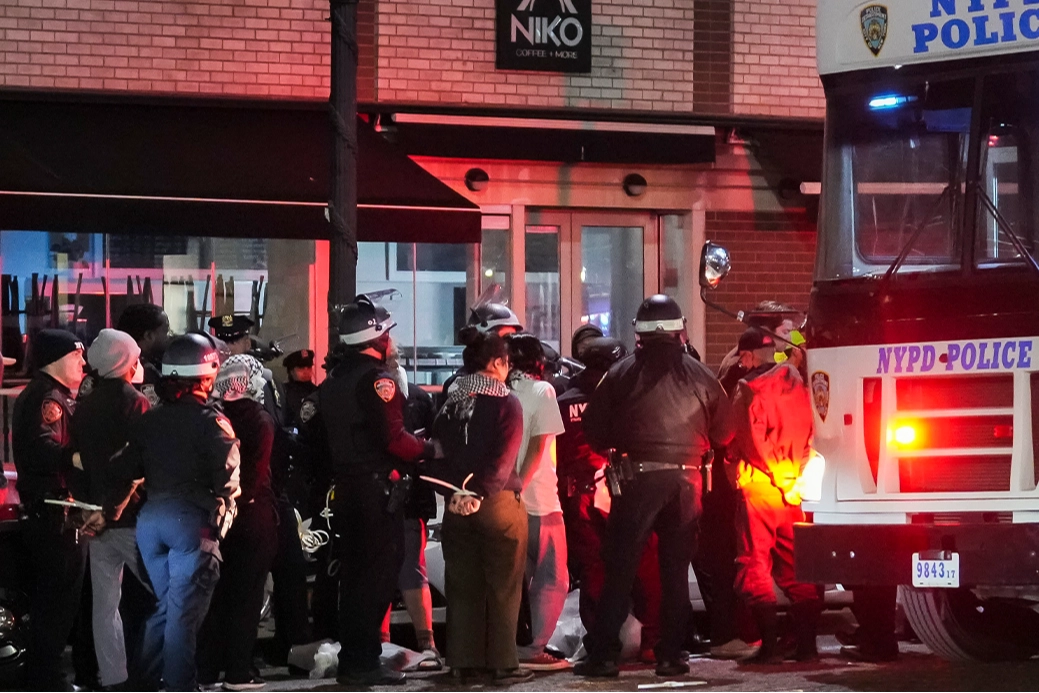 New York polisi 282 öğrenciyi gözaltına aldı haberinin görseli