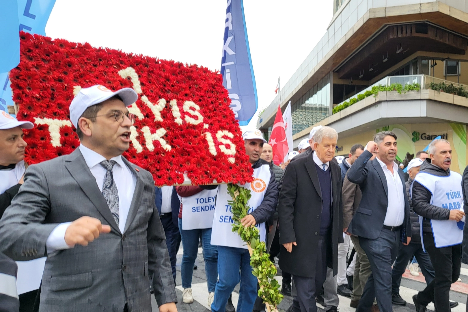 TÜRK-İŞ Taksim'e çelenk bıraktı haberinin görseli