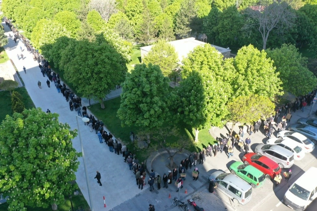 2 kilometrelik bedava domates kuyruğu haberinin görseli