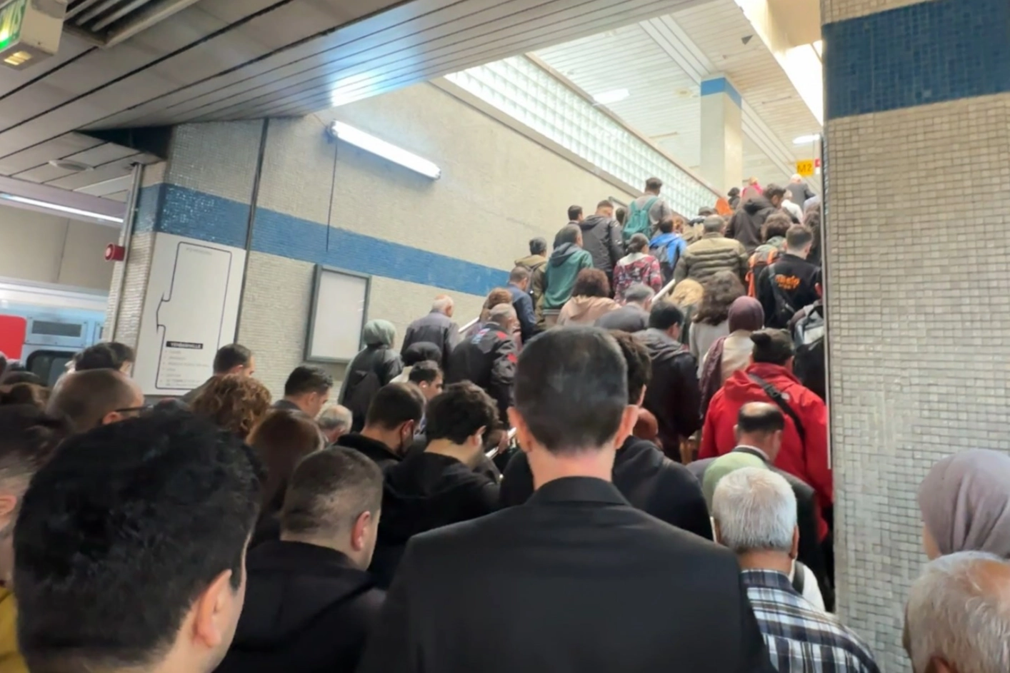 Başkenti sağanak vurdu! Metro istasyonlarını su bastı haberinin görseli
