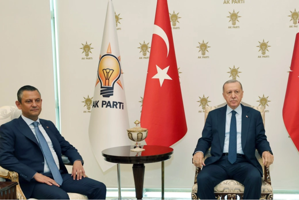 Cumhurbaşkanı Erdoğan CHP lideri Özel ile görüştü