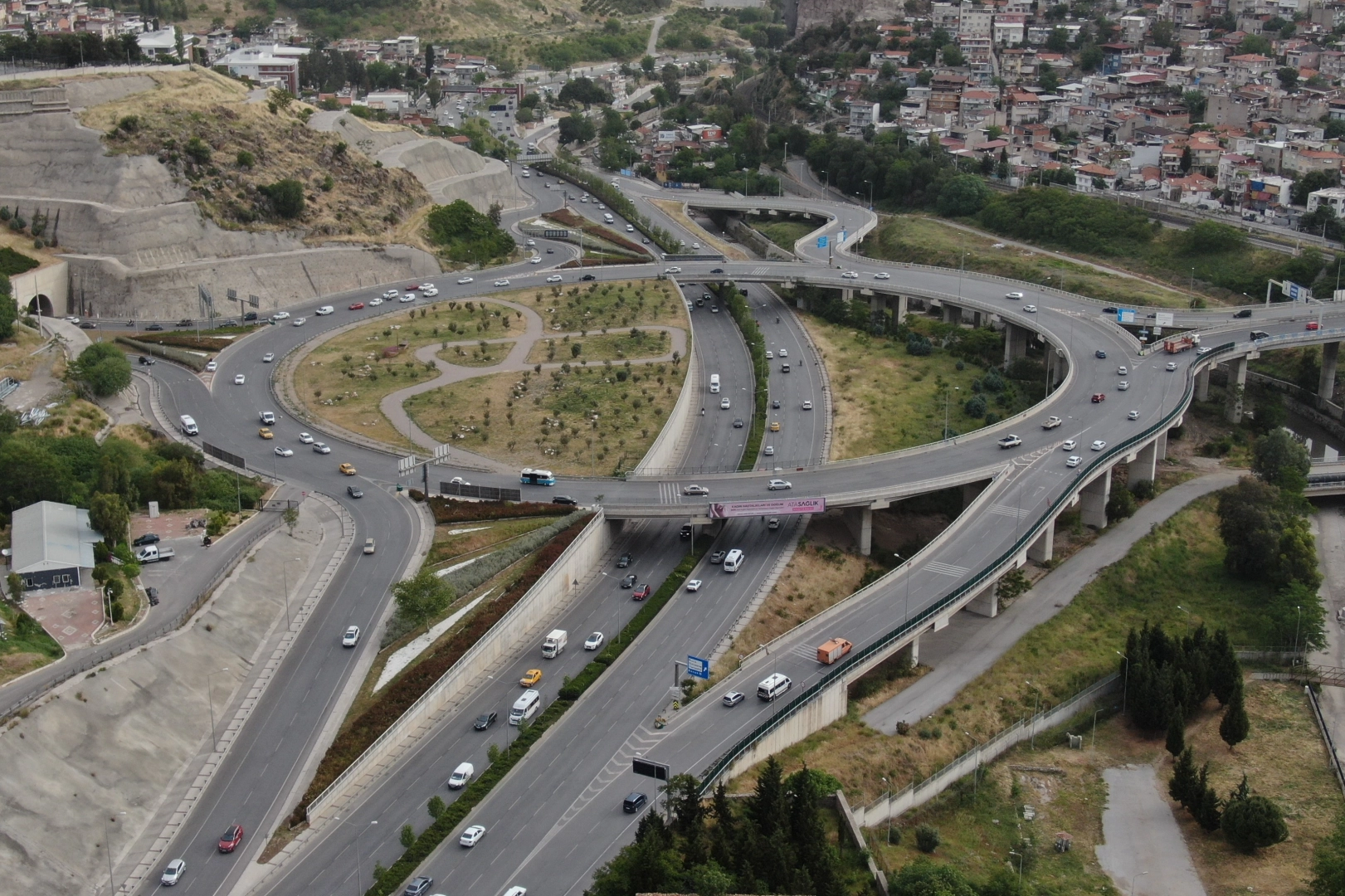 İzmir haber: Sürücülere buradan geçmek istemiyor haberinin görseli