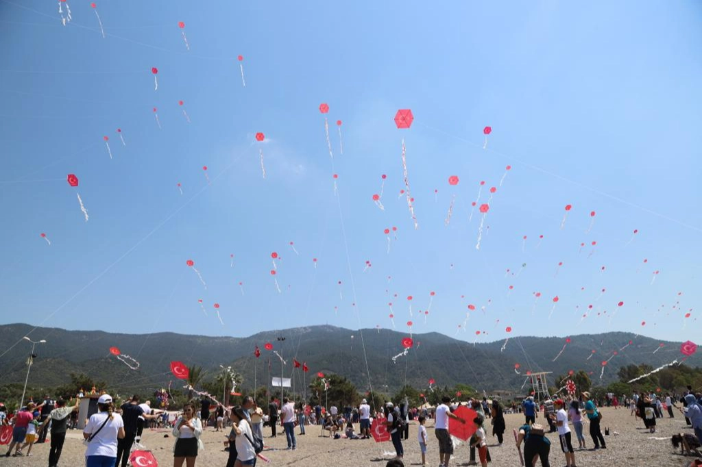 Menderes'te gökyüzü renklenecek