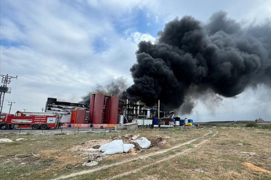 Aksaray'da korkutan yangın: Atık yağ geri dönüşüm fabrikası alevler arasında kaldı haberinin görseli